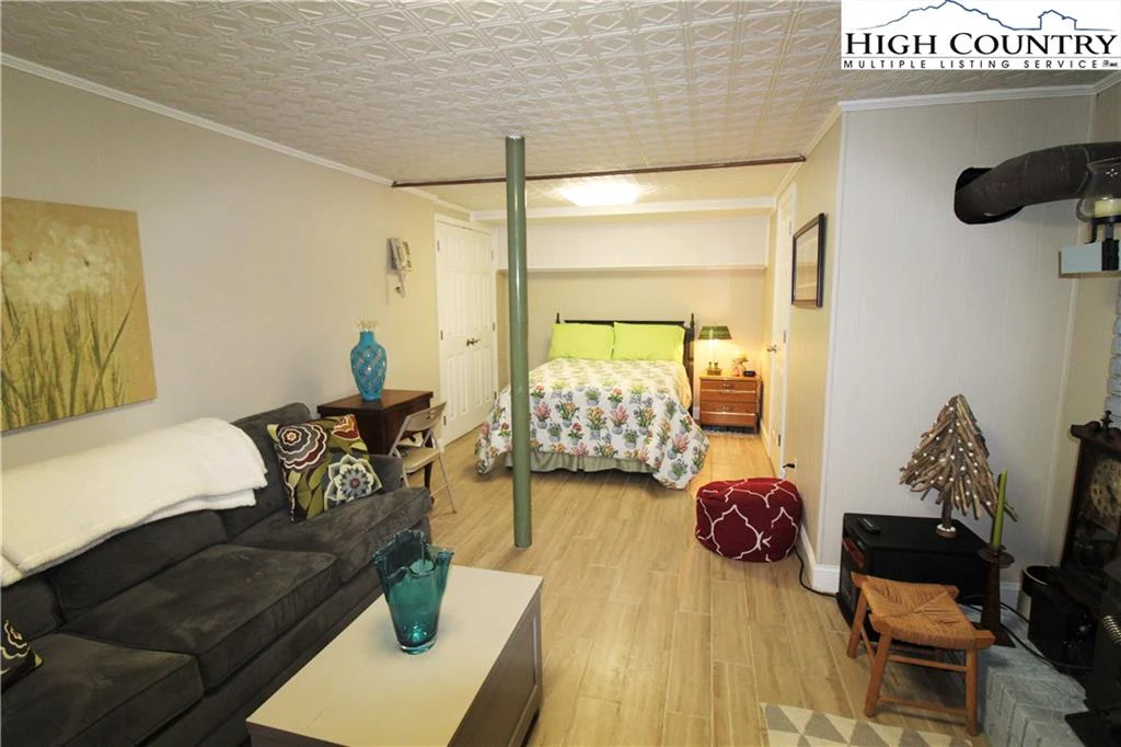 Image number 13 for the current listing