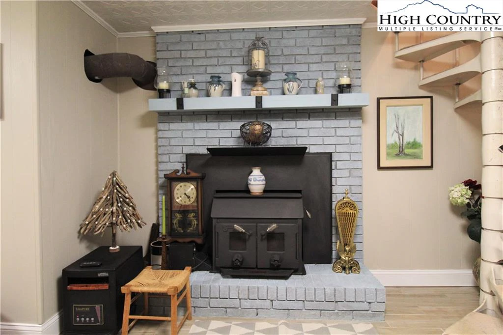 Image number 15 for the current listing