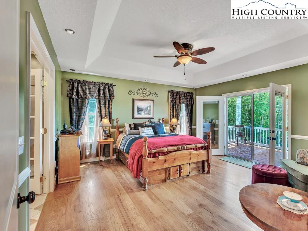 Image number 11 for the current listing