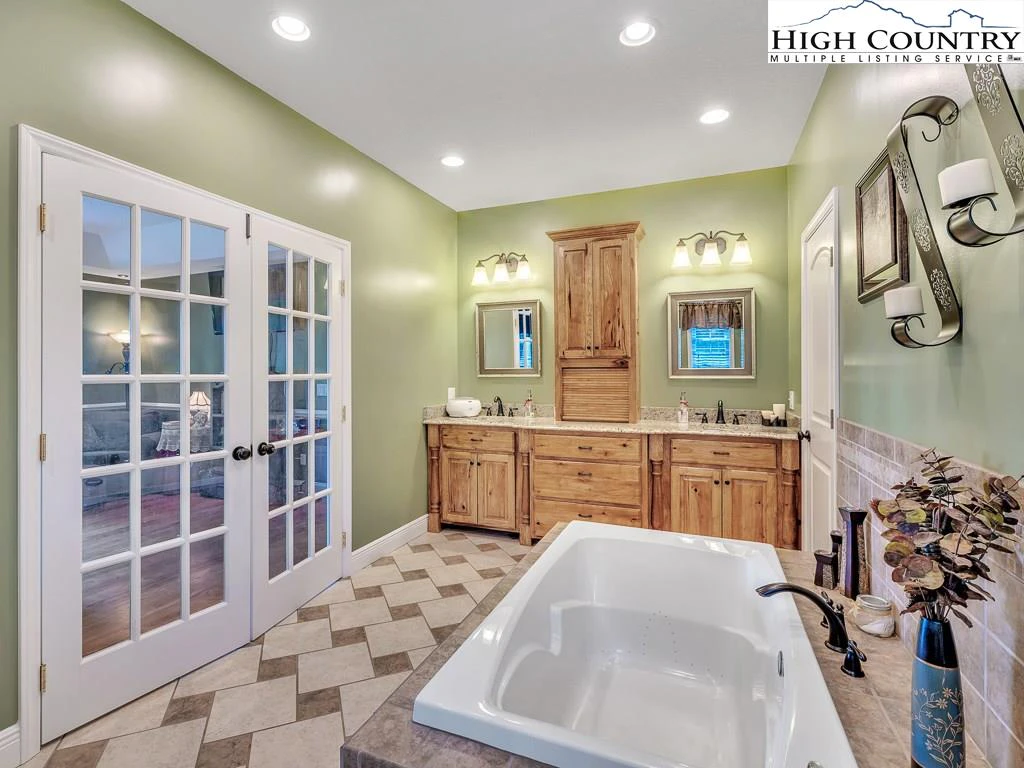 Image number 3 for the current listing