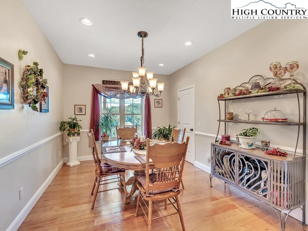 Image number 7 for the current listing