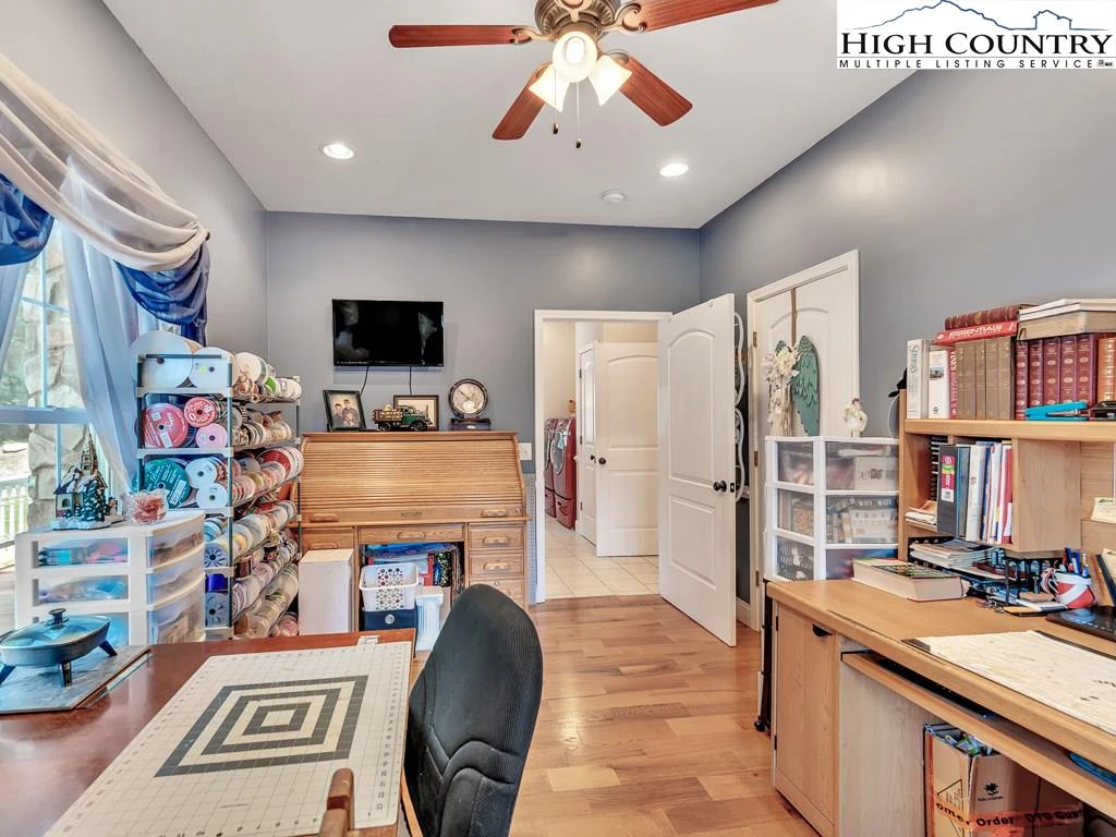 Image number 9 for the current listing