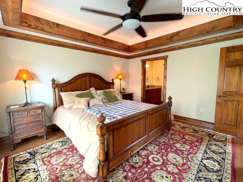 Image number 4 for the current listing