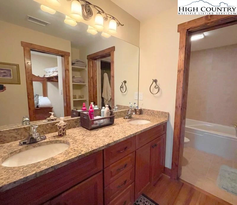 Image number 6 for the current listing