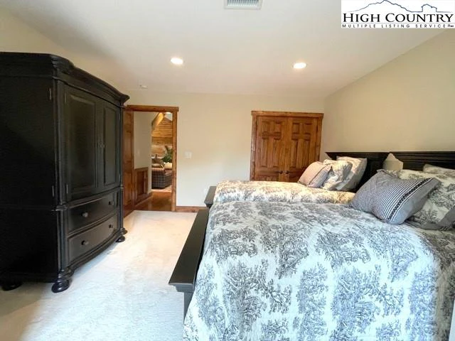 Image number 2 for the current listing