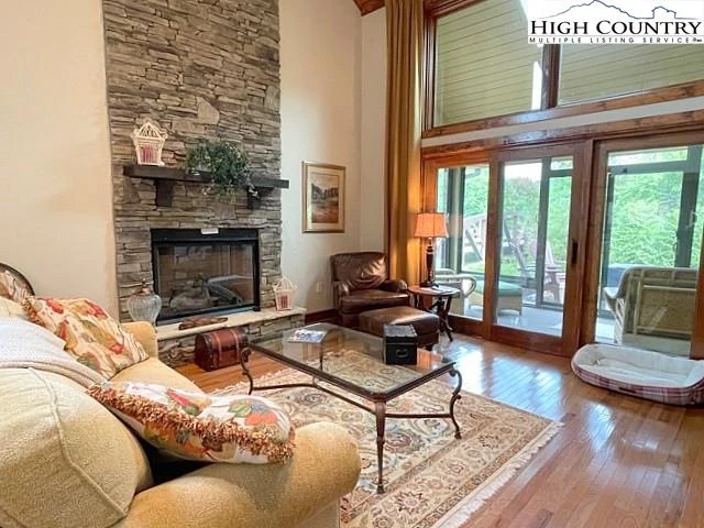 Image number 21 for the current listing