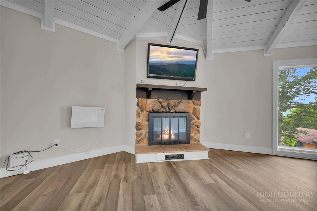 Image number 16 for the current listing