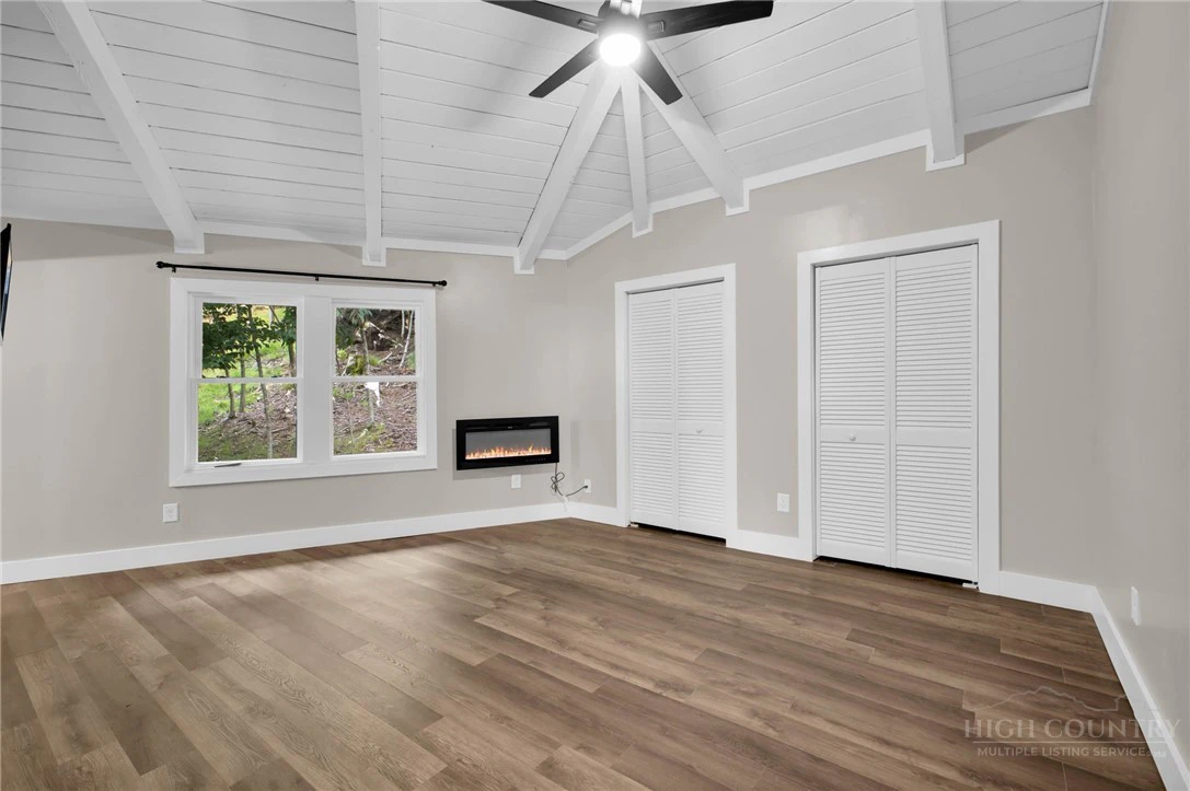 Image number 19 for the current listing