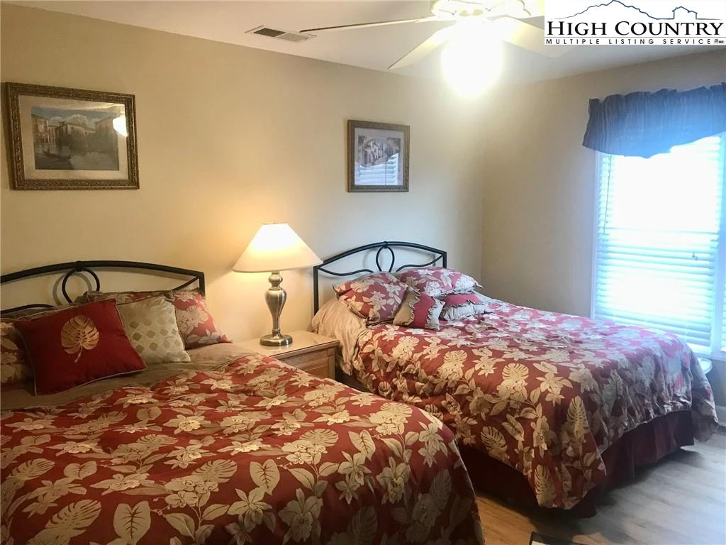 Image number 9 for the current listing