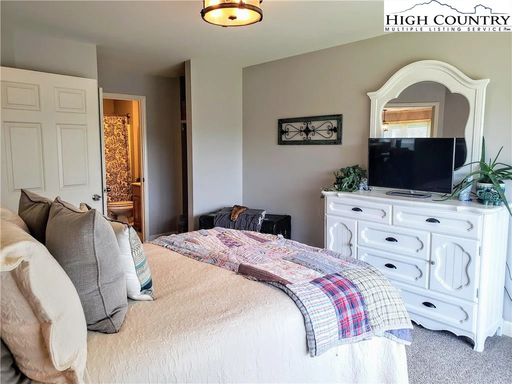 Image number 2 for the current listing