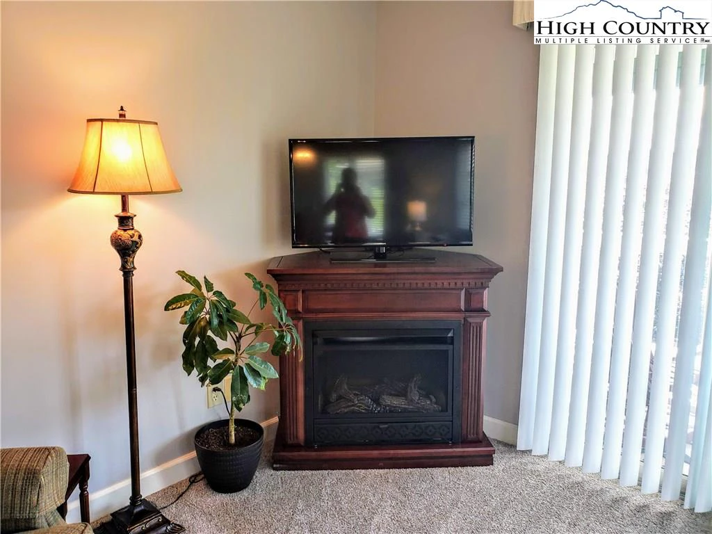 Image number 14 for the current listing