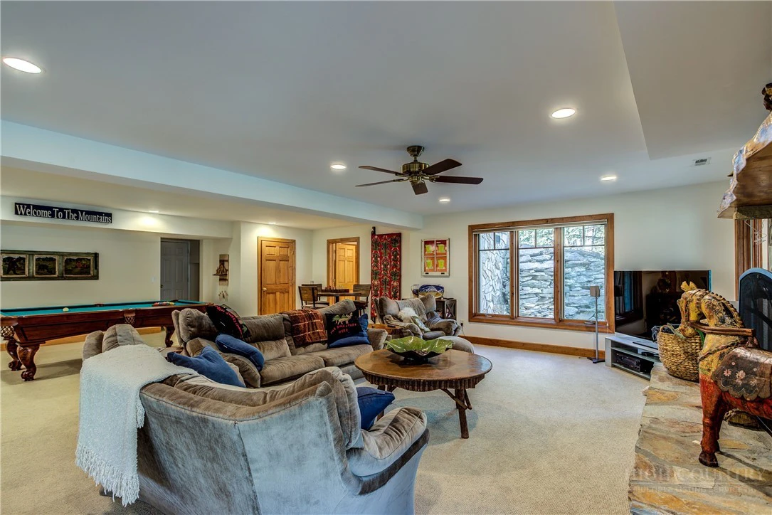 Image number 3 for the current listing