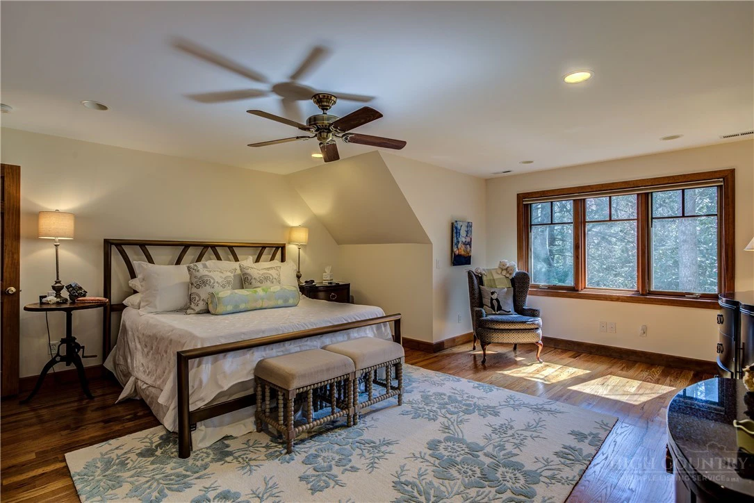 Image number 9 for the current listing