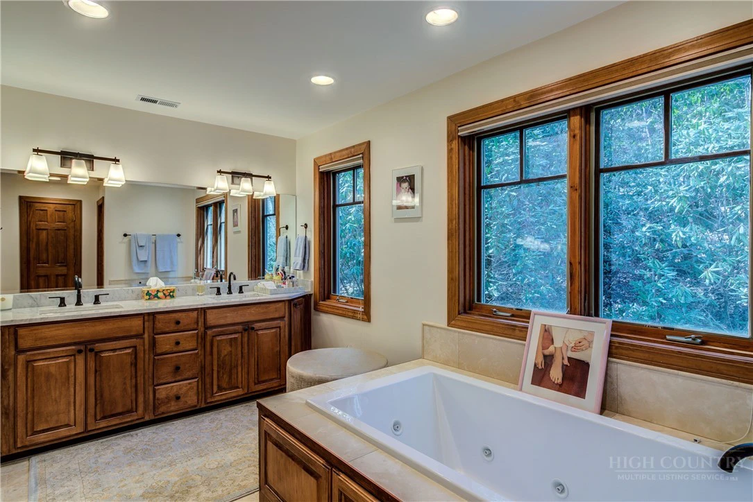 Image number 11 for the current listing