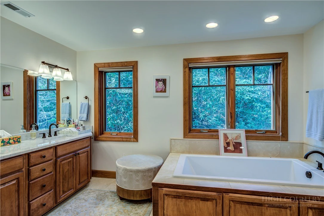 Image number 2 for the current listing