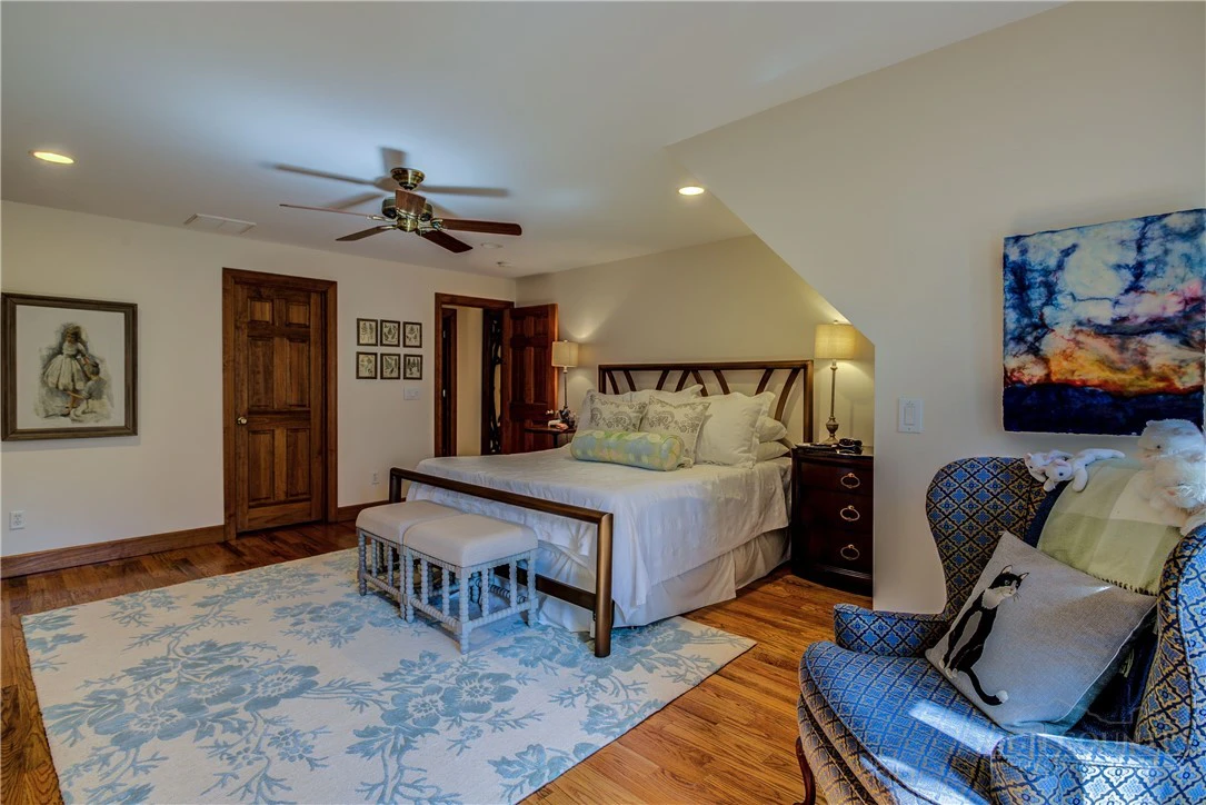 Image number 10 for the current listing