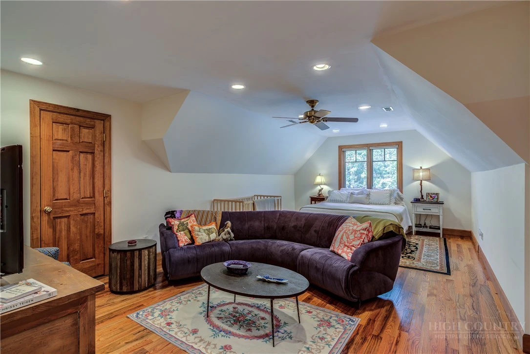 Image number 14 for the current listing