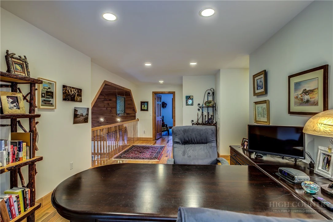 Image number 19 for the current listing