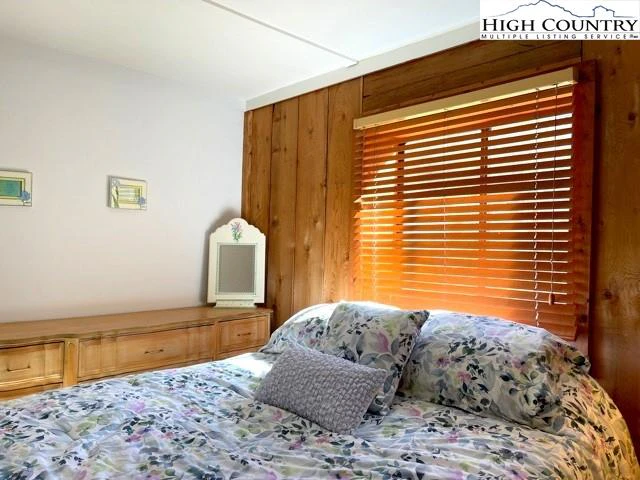 Image number 17 for the current listing