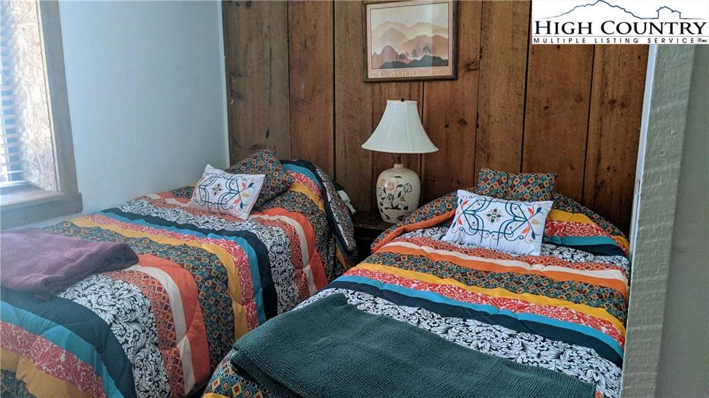 Image number 19 for the current listing