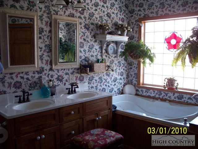 Image number 11 for the current listing