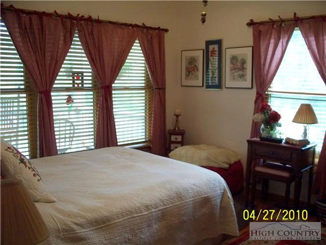 Image number 6 for the current listing