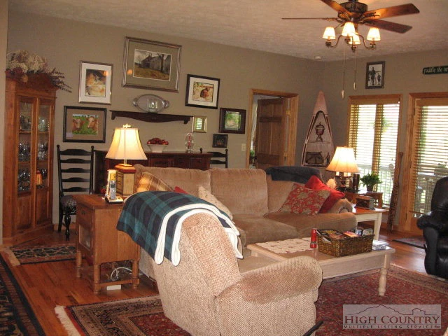 Image number 5 for the current listing