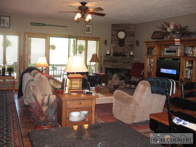 Image number 4 for the current listing
