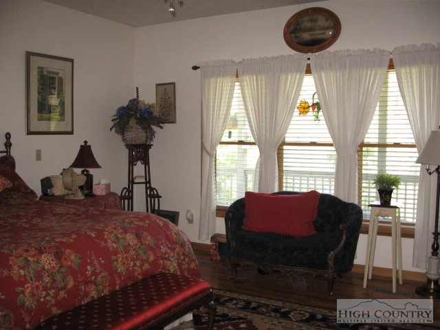 Image number 19 for the current listing