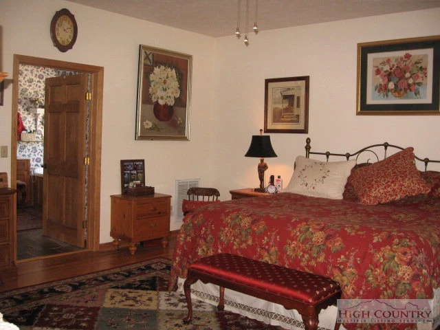 Image number 18 for the current listing