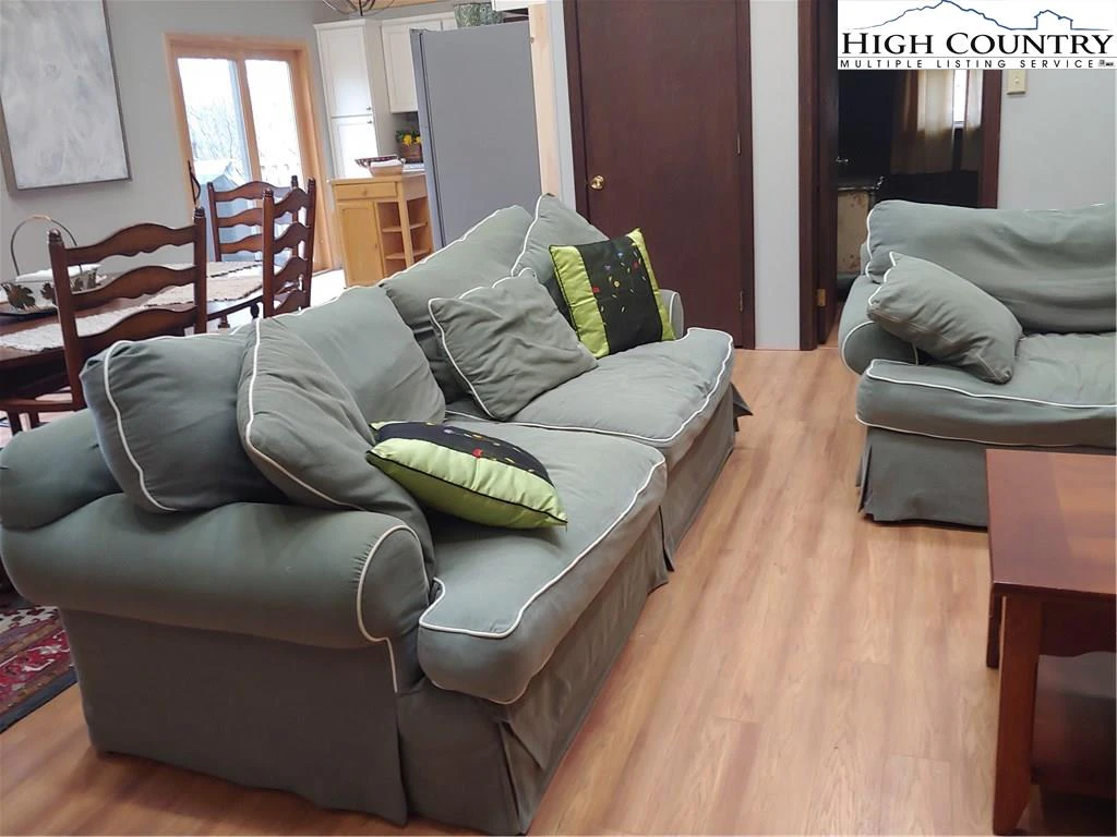 Image number 15 for the current listing