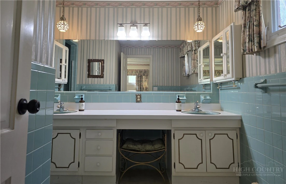 Image number 9 for the current listing