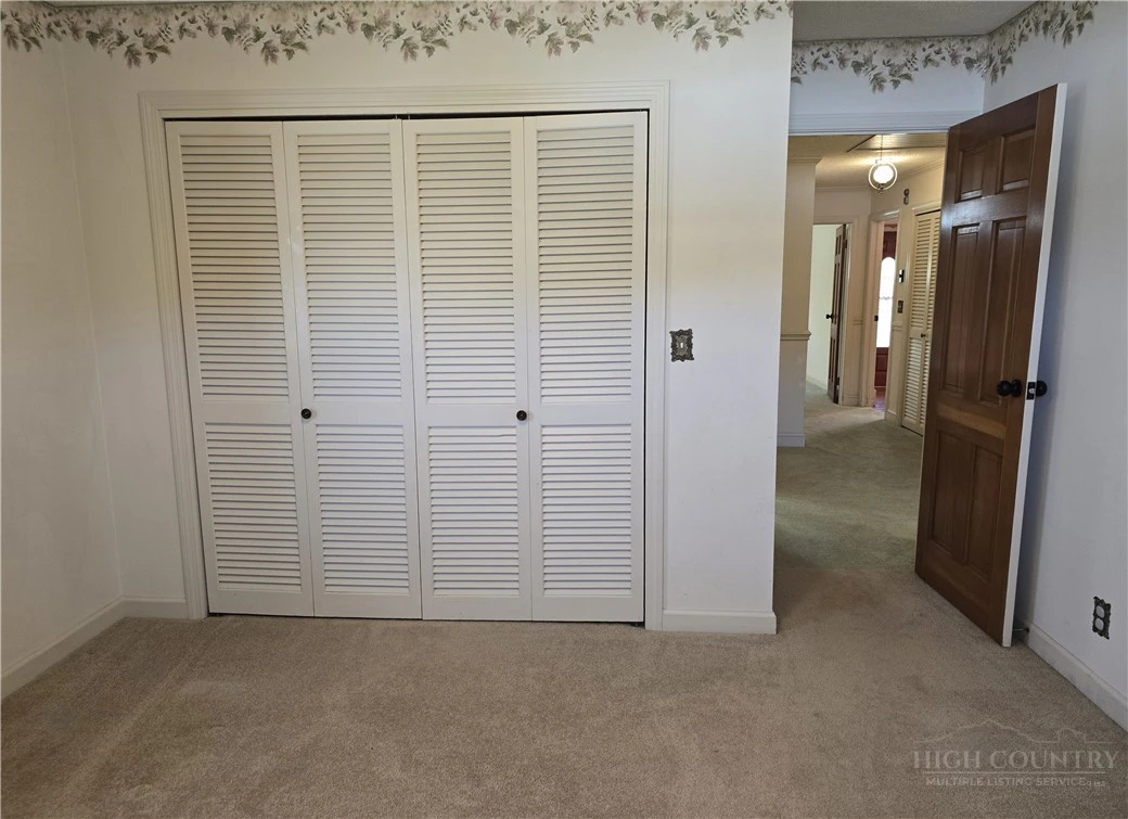 Image number 11 for the current listing