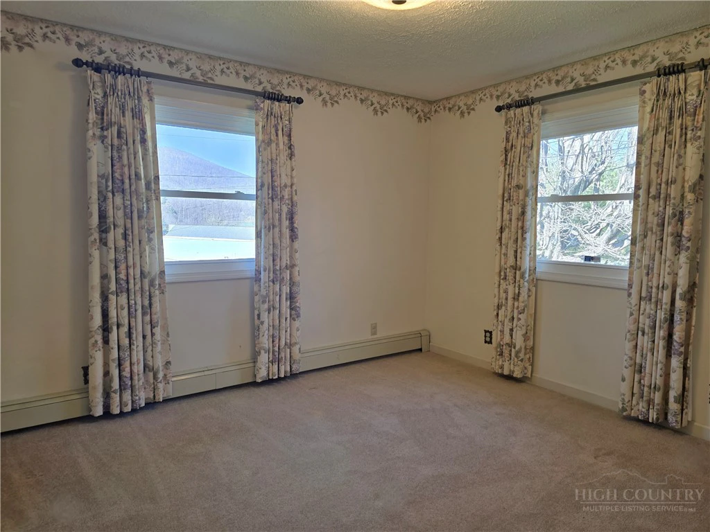 Image number 13 for the current listing