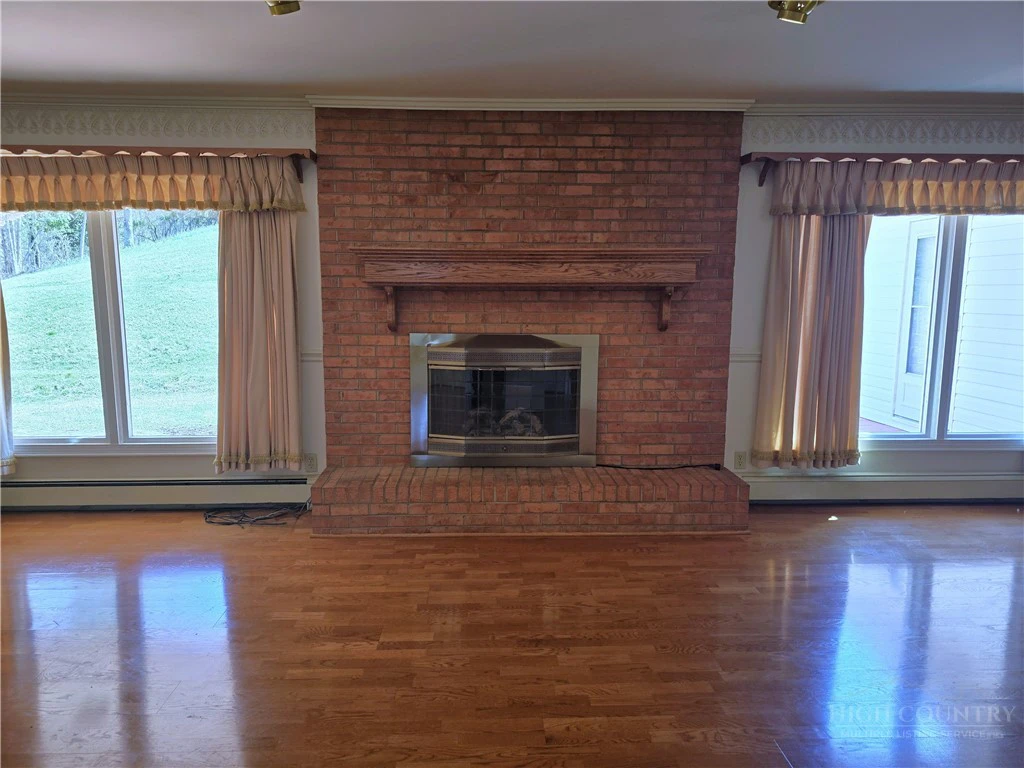 Image number 14 for the current listing