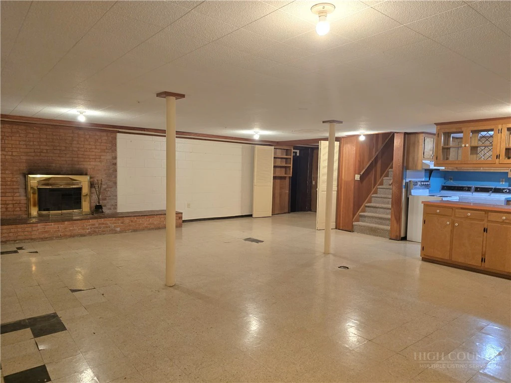 Image number 19 for the current listing
