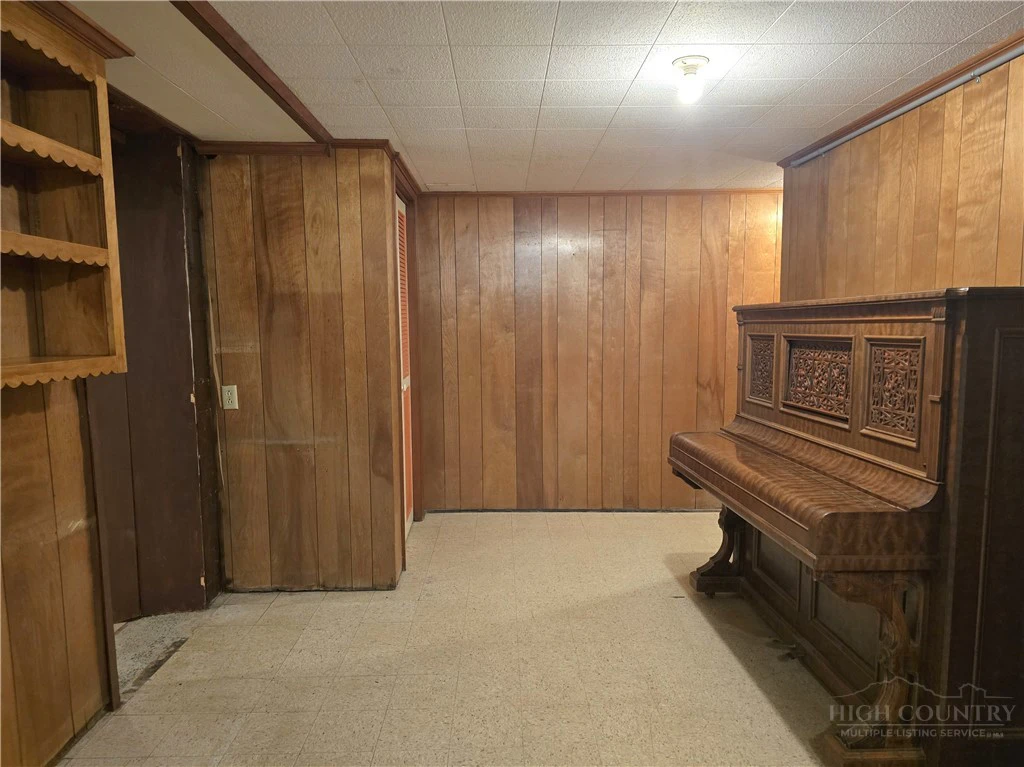 Image number 21 for the current listing