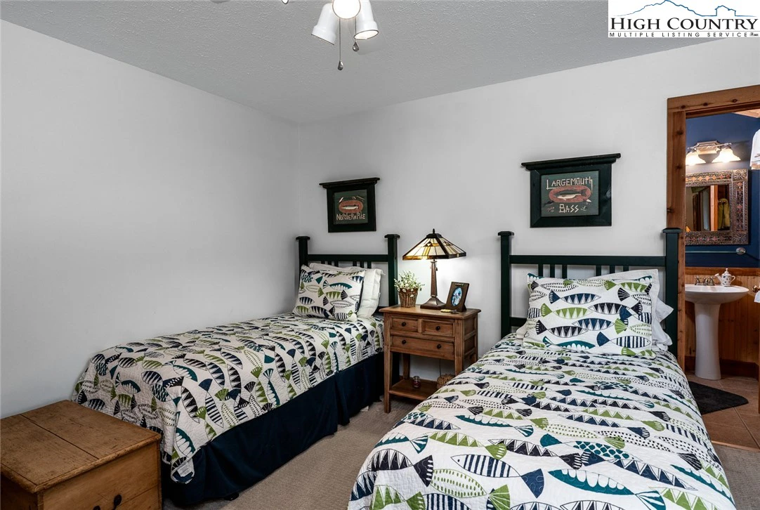 Image number 11 for the current listing