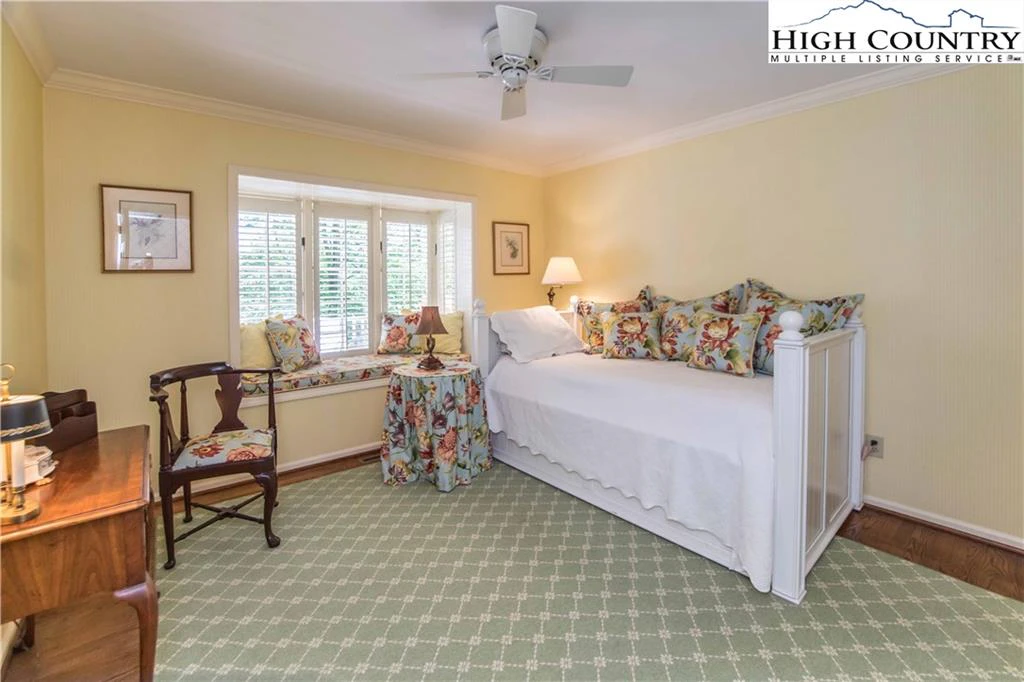 Image number 9 for the current listing