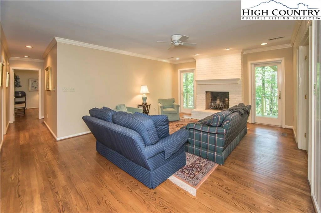 Image number 11 for the current listing