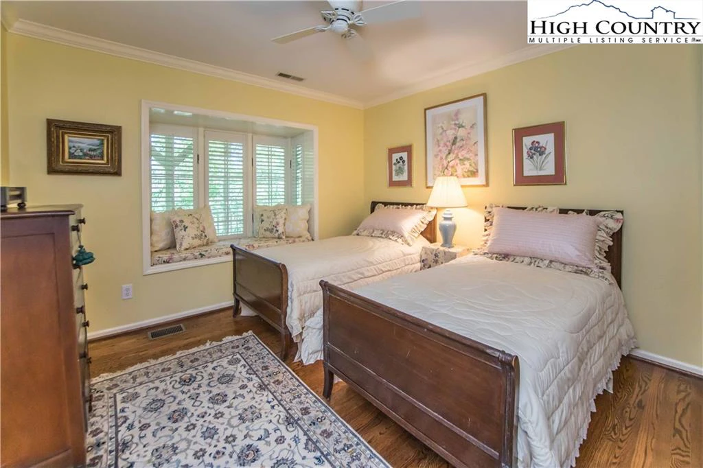 Image number 13 for the current listing
