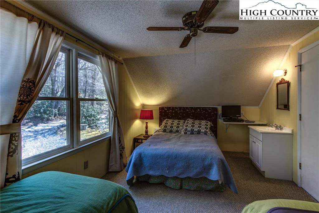 Image number 9 for the current listing