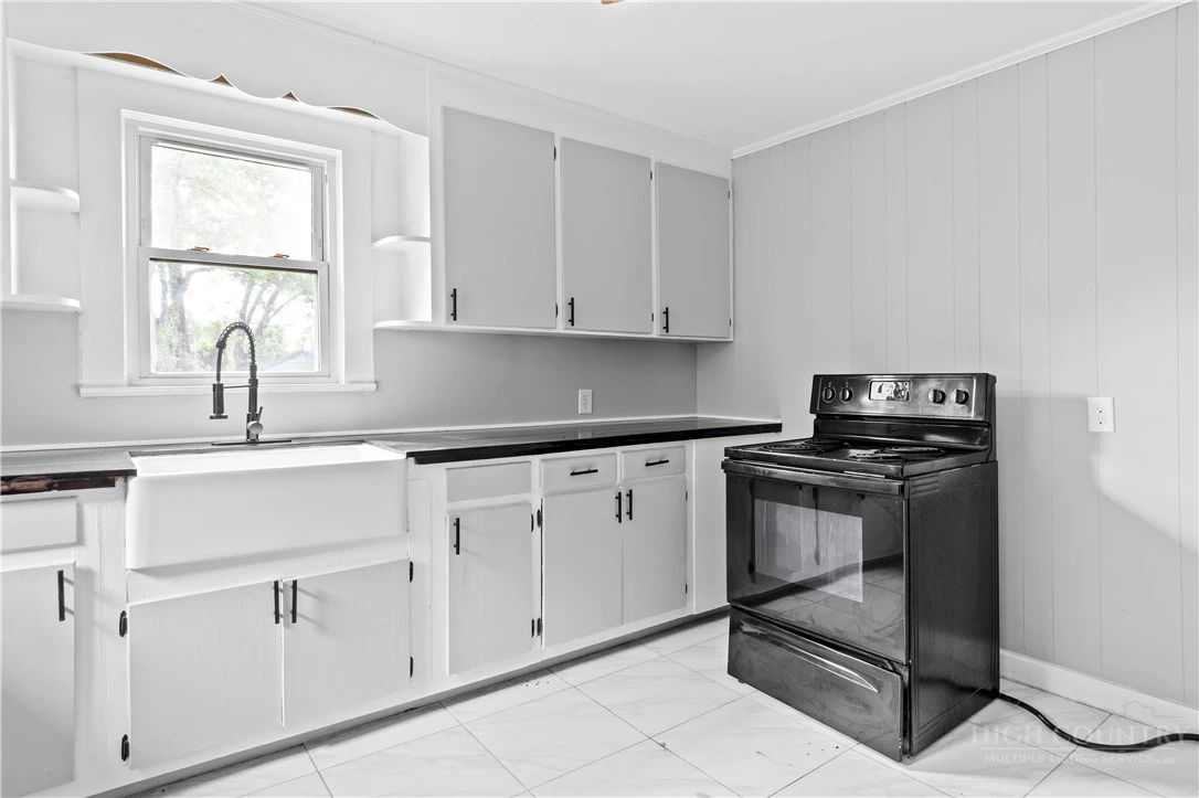 Image number 11 for the current listing