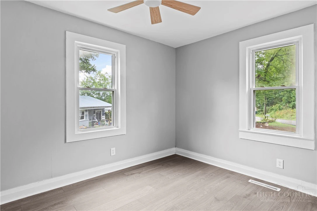 Image number 13 for the current listing