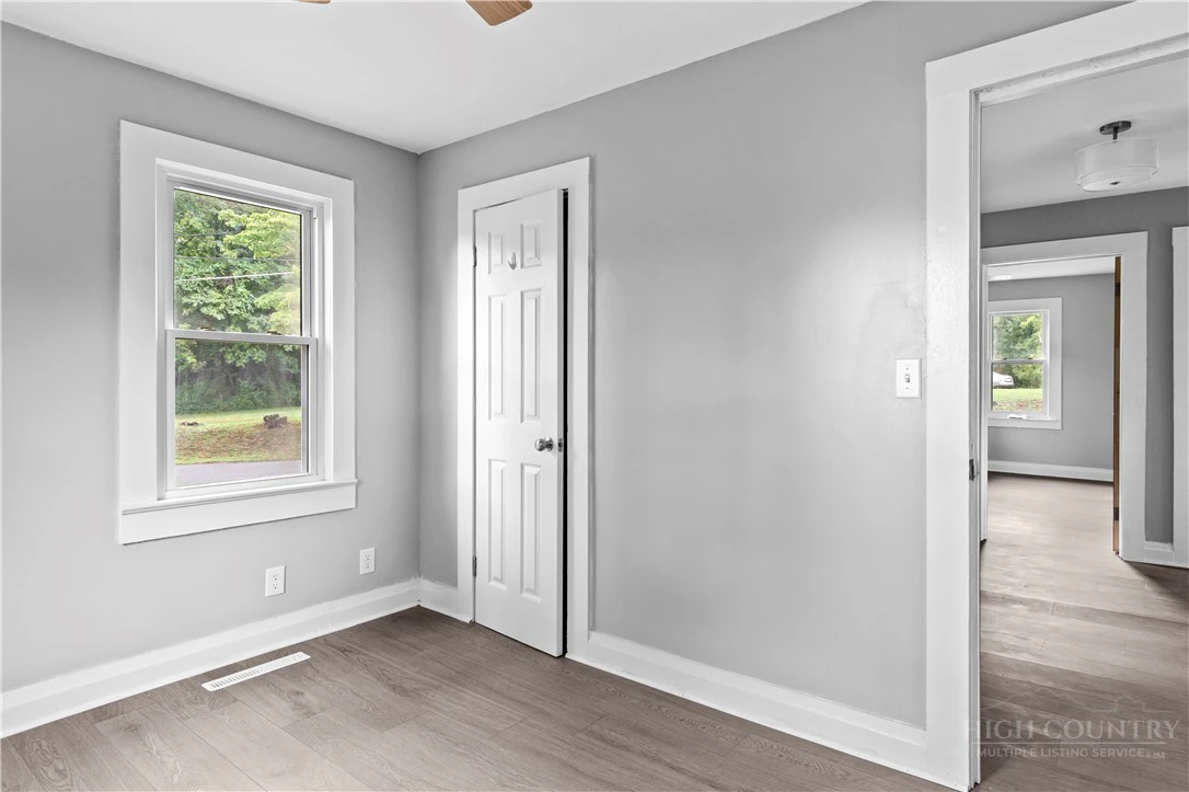 Image number 14 for the current listing