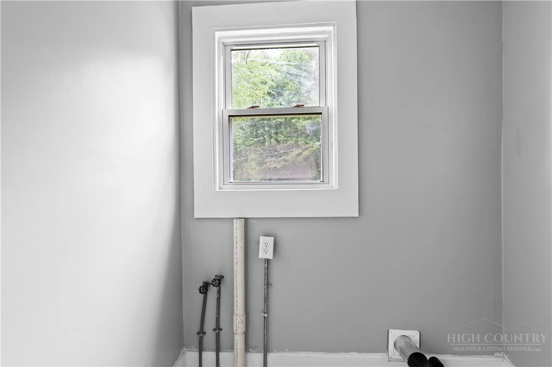 Image number 15 for the current listing