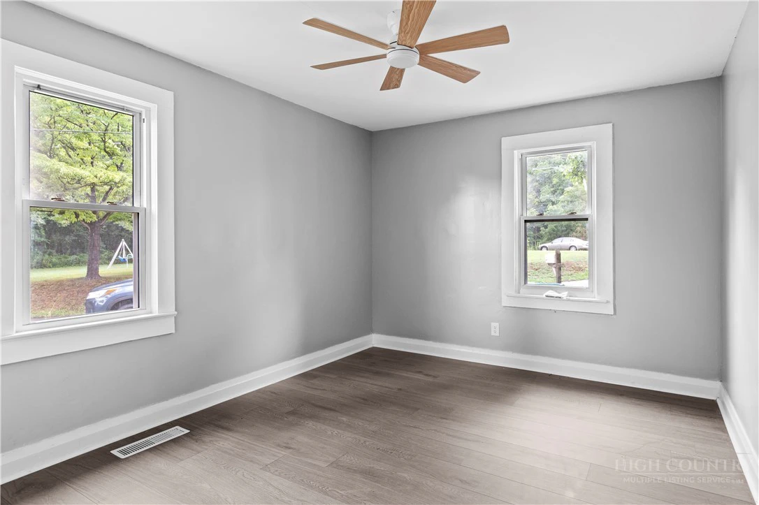 Image number 16 for the current listing