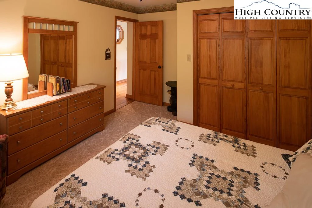 Image number 9 for the current listing
