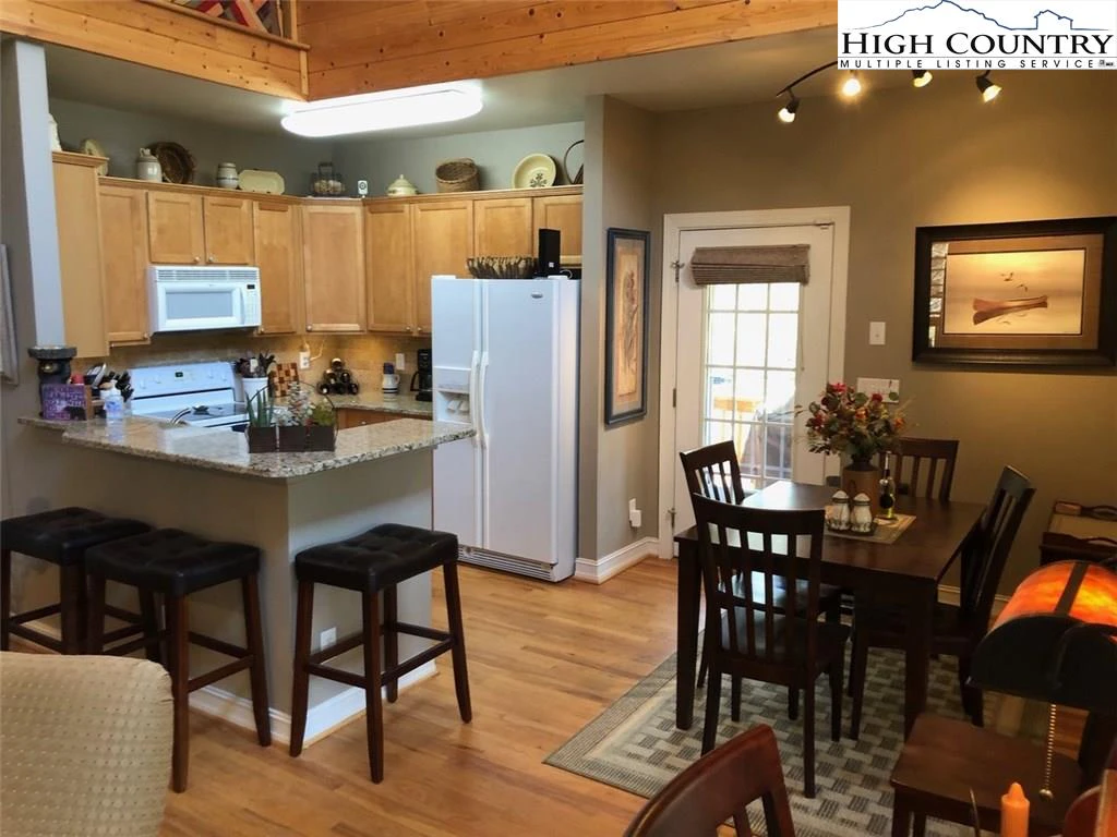 Image number 3 for the current listing