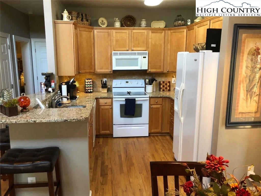 Image number 4 for the current listing